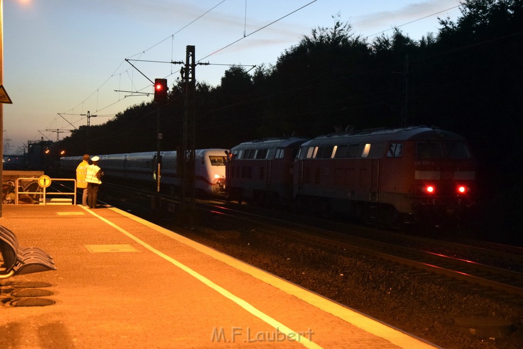 Einsatz BF Koeln ICE liegengeblieben Bhf Stammheim P05.JPG - Miklos Laubert